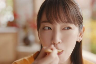 吉岡里帆、炊き込みご飯ぱくり！　阿部サダヲと秋の味覚堪能　「綾鷹」新CM「秋はおいしい、ひらくとおいしい」編
