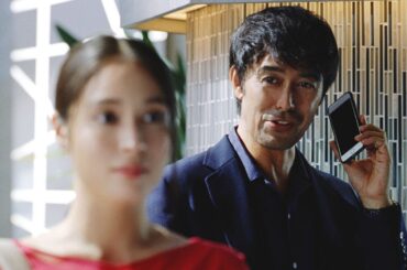 “謎の女”広瀬アリス、阿部寛の前に現れ予言告げる　『ホットペッパービューティー』新CM「空き状況」篇＆「24時間予約」篇