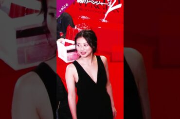 今田美桜、胸元露わ大胆Ｖネックドレス：「東リベ２」プレミアムナイト