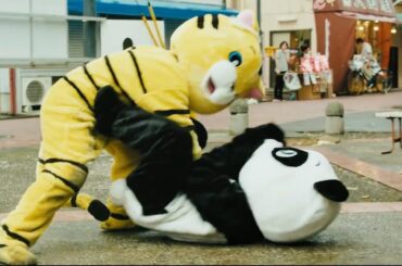 女殺し屋同士が着ぐるみ姿でガチのケンカ／映画『ベイビーわるきゅーれ 2ベイビー』本編映像