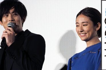 松坂桃李、木村文乃から“ヒーロー”言われ照れ笑い　「何でもやります！」　映画「居眠り磐音」初日舞台あいさつ