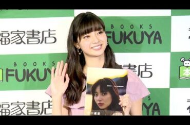 新川優愛、撮影中に考え事？「夜ご飯は何かな」