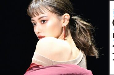 山本舞香、ヌードカラーの肩見せニットでセクシーに　「TGC2019A／W」