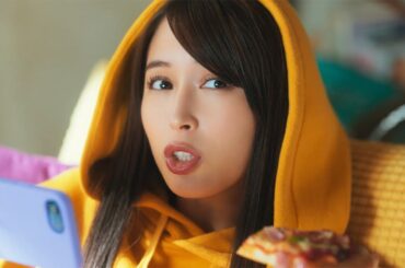 広瀬アリス、やっぱり怪しいけどカワイイ！鈴鹿央士の家で勝手にくつろぐ　「povo2.0」新CM「povo姉のお届け」編