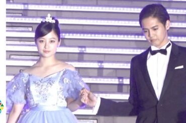 橋本環奈、シンデレラ姿で片寄涼太にエスコートされ...　眞栄田郷敦＆岡崎紗絵＆遠藤憲一らも登場　映画『午前0時、キスしに来てよ』リアル・シンデレライベント