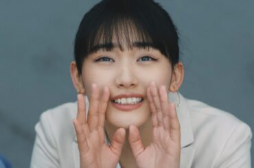 櫻坂46山﨑天、巨大すぎるヒーローに冷めたツッコミ!?　「サントリー天然水 ファイバー8000」ウェブ動画「怪獣バイアフー襲来」編