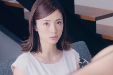 上戸彩とお父さんの部屋でなぜか的場浩司がトレーニング!?／SoftBank Air（ソフトバンクエアー）新CM『どんな部屋にも合う』篇