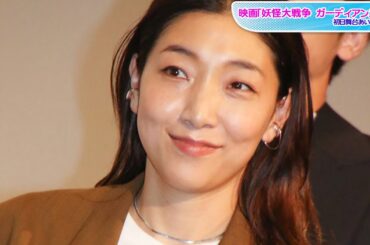 安藤サクラ、ブラウンセットアップの大人コーデ　イヤーカフ＆チョーカーでこなれ感