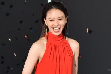 山本舞香、真っ赤な肩出しドレスで美肌披露　2年ぶりTGCランウェイに登場 【東京ガールズコレクション 2022 SPRING/SUMMER】