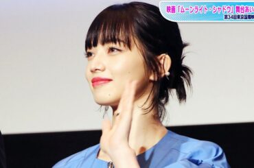 小松菜奈、ふんわりミニワンピで登場　ラフなまとめ髪＆アクセで洗練ムード