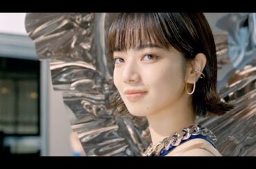 小松菜奈、太陽光が美肌に輝きランウェイをダンス！アネッサ デイセラム CM