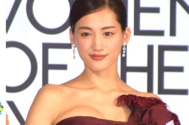 綾瀬はるか、胸元大胆ドレスで美デコルテ披露　可愛すぎる天然発言で笑顔　『VOGUE JAPAN WOMEN OF THE YEAR 2019』授賞式・記者会見