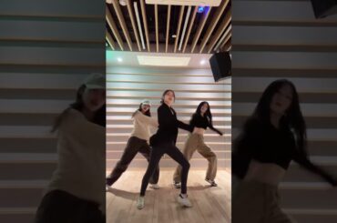 ryujin yeji chaeryeong SET ME FREE dance💃 #twice #itzy