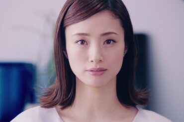 上戸彩、的場浩司と共演も真顔で「こうじがいらない」「SoftBank Air」ウェブ動画が公開