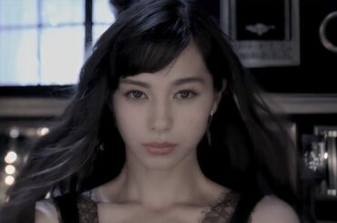 中条あやみ、KATE新CMで大人な表情　「THE BASE ZERO 編」