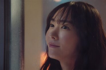 新垣結衣、雪の降る中家飲み　新年の景色眺めにっこり　アサヒ生ビール新CM「2022年もおつかれ生です」編