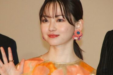 山田杏奈、爽やかワンピ＆花イヤリングで春ムード　黒ブーツでスタイリッシュに