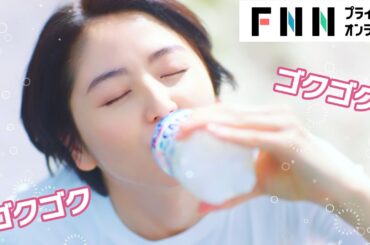 長澤まさみ、爽やかな白Ｔシャツで豪快な飲みっぷり！