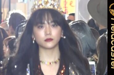 松井愛莉が長身を生かした輝くスーツ姿で登場【D&G ファッションショー】