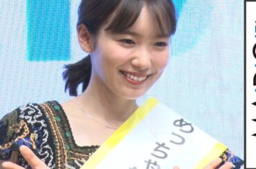 飯豊まりえ、スクウェアネック×豪華レースの黒ドレスで美肌見せ　「トムとジェリー」応援団結成イベント