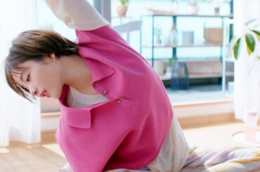 石原さとみ、美しいストレッチ姿　体柔らかすぎて撮影で苦労？　永野芽郁も出演　花王フレアフレグランス「香りでフレフレ！篇」