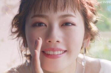 小芝風花、圧倒的な透明感で ”あざとく” ささやく！透けツヤアイシャドウのレクチャーも　CANMAKE新CM「シルキースフレアイズ編」、メイキング