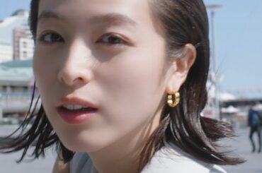 清野菜名、爽やかノースリ初夏コーデで美肌見せ　「マキアージュ」新モデルに