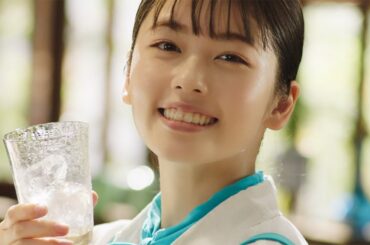 小芝風花、キュートなガッツポーズ披露　エプロン姿の麦茶屋店主に　「やかんの麦茶 from 一」新CM「やかんの麦茶屋、開店。」編