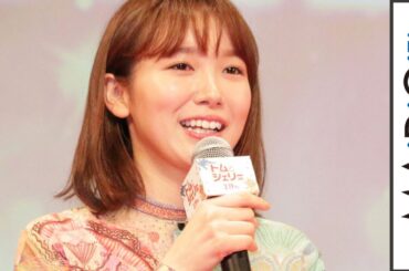 飯豊まりえ、カラフルセットアップが主役の華やかコーデ　ノーアクセでミニマムに