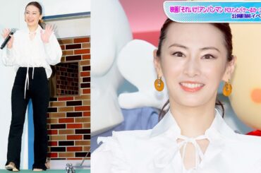 北川景子、フリルブラウス×パンツでシンプル＆上品に　サンダルで抜け感プラス