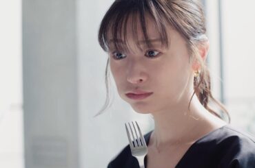 松本まりか、絶品料理に舌鼓　おいしさのあまり目を丸くする　ハインツウェブ動画「大人のおうちダイニング」