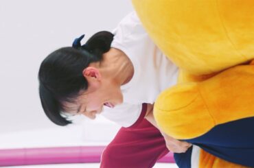 吉岡里帆、本気過ぎる相撲勝負！ポンタとガチ対決　ウェブ限定動画「すもう！UR　第一番」編