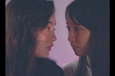 吉岡里帆、モトーラ世理奈と見つめ合い…　映画「アイスクリームフィーバー」本予告