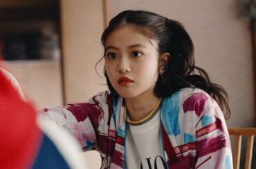 今田美桜、“兄”妻夫木聡に突っ込み！“姉”吉岡里帆らと全力疾走も　「ジャンボ宝くじ」新CMが公開