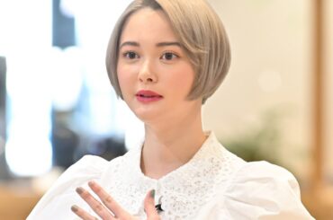 玉城ティナ、透け感スカートでほんのり美脚　シックな“金髪”とネイルがマッチ