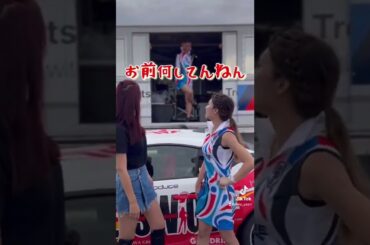 【女装】レースクイーンの撮影に乱入するアホの弟www