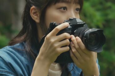 深川麻衣、遺影写真を撮影？　“おもいで写真”カメラマンに　主題歌は安田レイ「amber」　映画「おもいで写眞」予告編