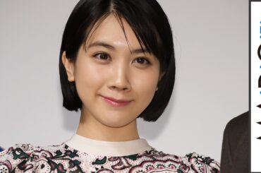 松本穂香、フレンチ袖のペイズリー柄ワンピですらり腕出し　ピンクの小物がアクセントに