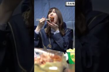 【吉田綾乃クリスティー】たこ焼きを大きな一口で頬張る姿が、と＾っても愛おしいんだなん :)【乃木坂46】