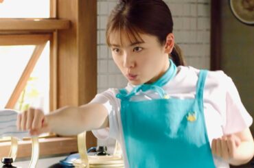 小芝風花、かまいたちの「うまぁ！」にお茶目なガッツポーズ！日本コカ・コーラ「やかんの麦茶」CM