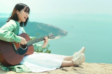 乃木坂46掛橋沙耶香、絶景広がる断崖でギター弾き語り　SUENAGAグループ新CM「弾き語り」編