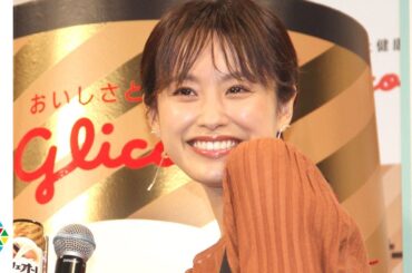 高橋愛の「キスして」にあべこうじデレデレ　漫才のような爆笑イベント　『カフェオーレの日』PRイベント