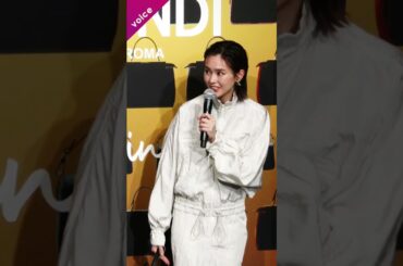 桐谷美玲、マキシ丈スカートでシルエット美