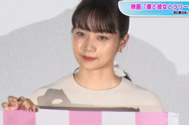 深川麻衣、清楚なオールホワイトコーデ　赤リップ＆ネイルがアクセント