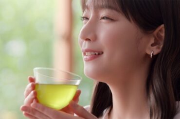 吉岡里帆、美しい表情で「ほっ」　おいしさを実感…　阿部サダヲも出演「綾鷹」新テレビCM