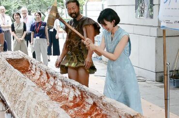 満島ひかりさん、古代舟再現に斧振るう