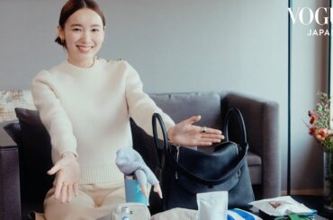 飯豊まりえのバッグの中身は？ リラックスアイテムや意外な使い方のアイテムも紹介。| In The Bag | VOGUE JAPAN