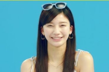 小倉優香が “セクシー5変化”＜夏服で美脚披露＞「フロアマット 編」