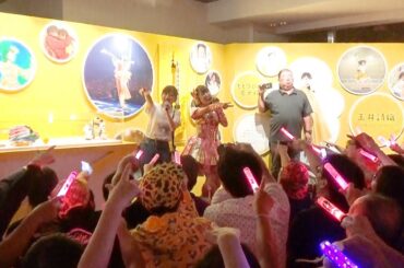 佐々木彩夏さんがサプライズゲストで登場　大阪で開催中の「ももクロ」結成１０周年記念展