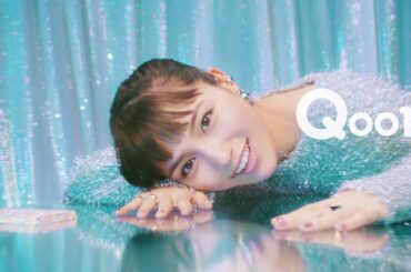 川口春奈、ミニボトムで美脚見せ！“キラキラファッション”で登場　Qoo10新CM